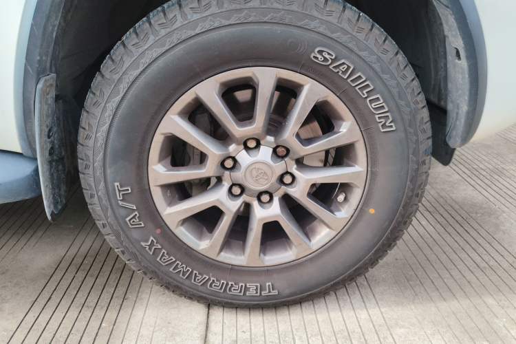 Used Toyota Fortuner  Right Front Wheel Hub