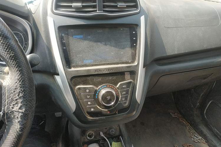 Used SWM X3 2021 1.5L Manual Comfort Version 7 Seats Audio And AC Panel