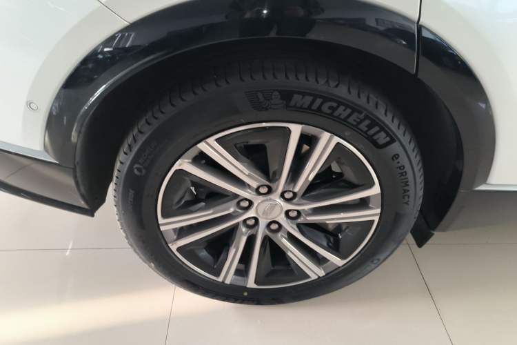 Used Cadillac LYRIQ 2022 Four-Wheel-Drive High-Performance Deluxe Edition Right Rear Wheel Hub