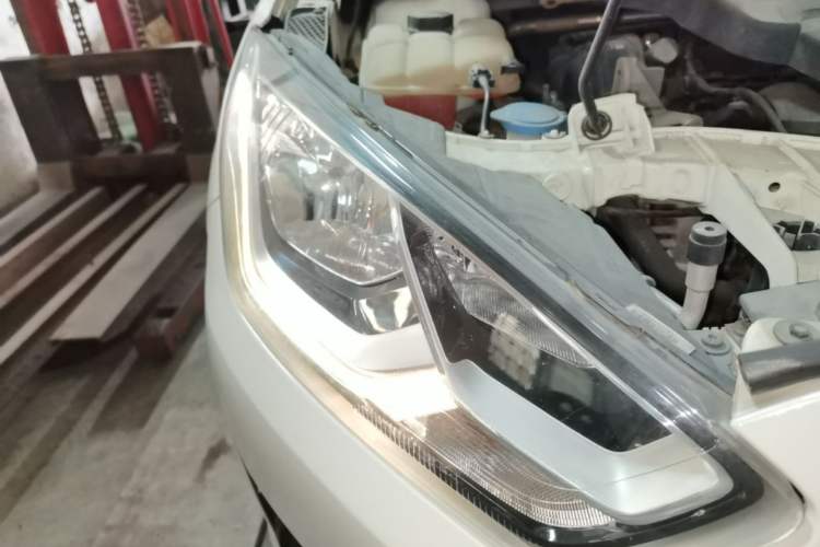 Used Ford Escort 2015 1.5L Automatic Fashion Model Right Front Headlight