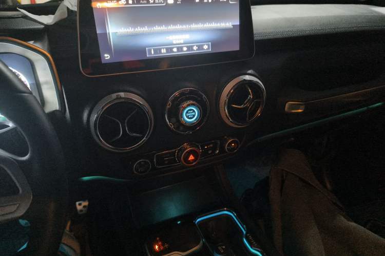 Used BAIC Off-Road BJ40 2020 2.0T Automatic Four-Wheel Drive Urban Hunter Edition Chivalrous Type Audio And AC Panel