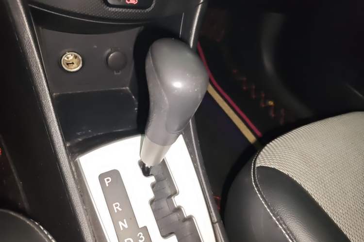 Used Hyundai Verna Ray 2014 1.4L Automatic GLX Gear Lever