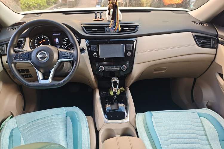 Used Nissan X-Trail 2017 2.5L CVT Leading Edition 4WD Center Console