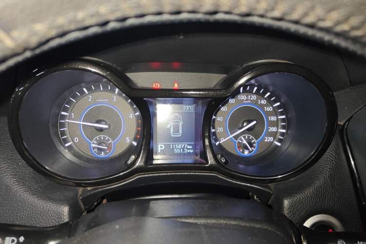 Used JMC Yusheng S350 2017 2.0T Automatic 2WD Diesel Luxury Version with Sunroof 7 Seats
