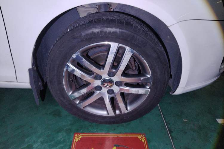 Used Volkswagen Sagitar 2011 1.6L Automatic Comfort Edition Right Front Wheel Hub