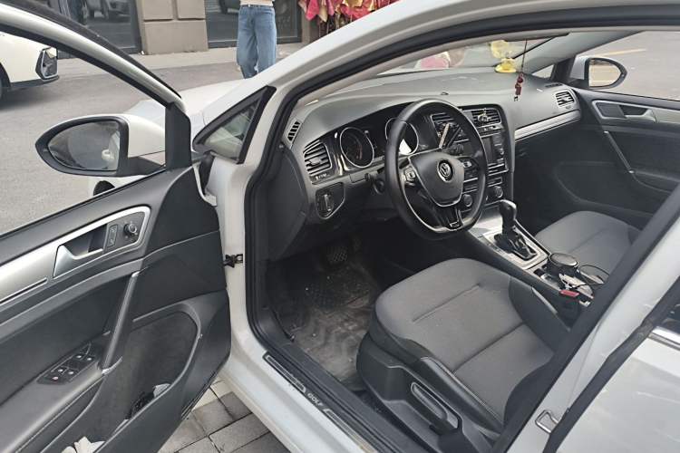 Used Volkswagen Golf 2018 230TSI Automatic Comfort Model Driver Seat