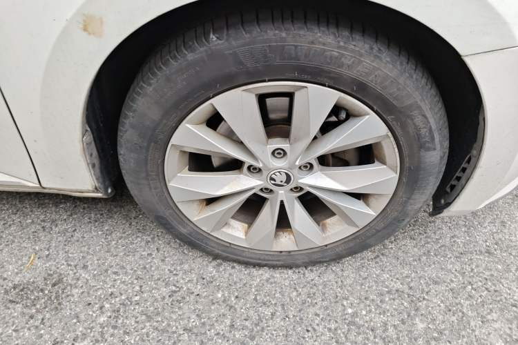 Used Skoda Superb 2016 TSI280 DSG Innovation Edition Right Front Wheel Hub