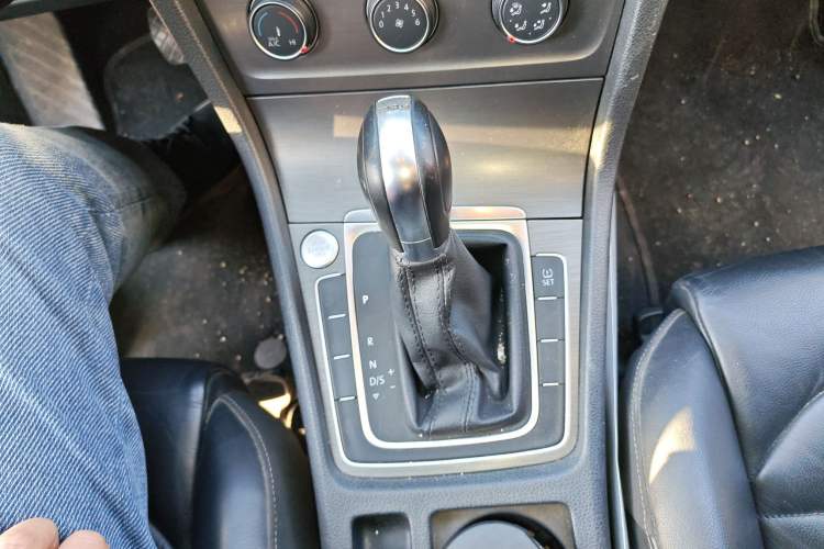 Used Volkswagen Golf 2015 1.4TSI Automatic Comfort Model Gear Lever