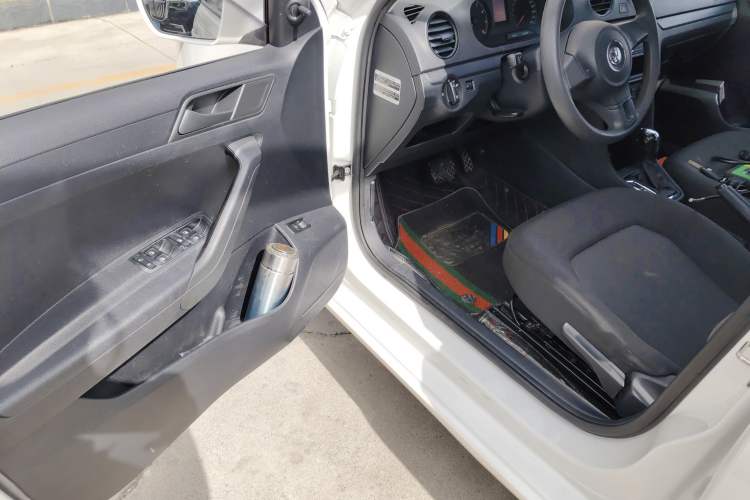 Used Volkswagen Jetta 2015 1.6L Automatic Fashion Model
