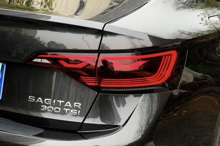 Used Volkswagen Sagitar 2025 300TSI DSG Excellence Edition Right Rear Taillight