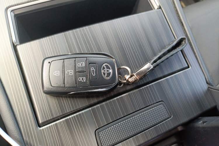 Used Toyota SIENNA 2024 2.5L Hybrid Luxury Edition Vehicle Key