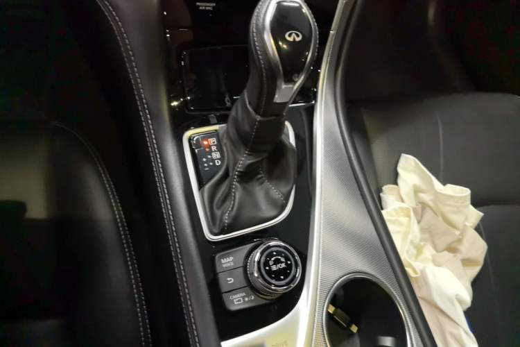Used Infiniti Q50L 2018 2.0T Enjoyment Version China VI Standard Gear Lever