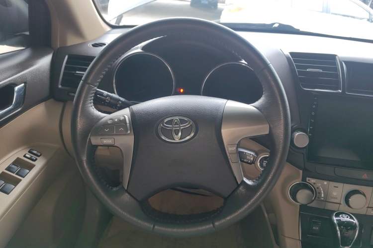 Used Toyota Highlander 2011 2.7L Two-Wheel Drive 5-Seater Sport Edition Steering Wheel