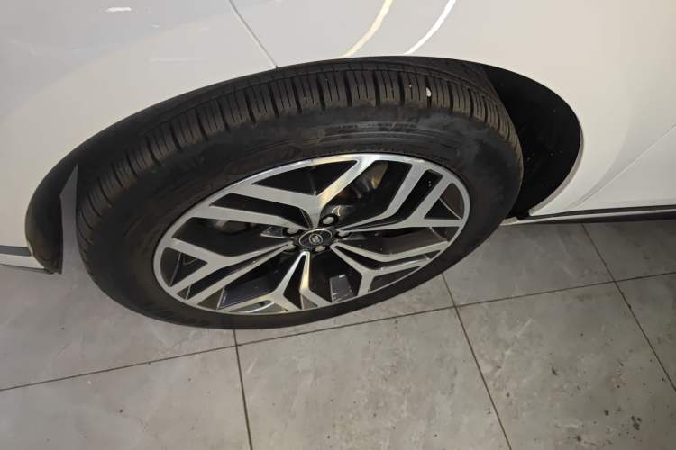 Used Land Rover Range Evoque 2024 Aurora L 249 PS Prestige Light-Chasing Edition Left Front Wheel Hub