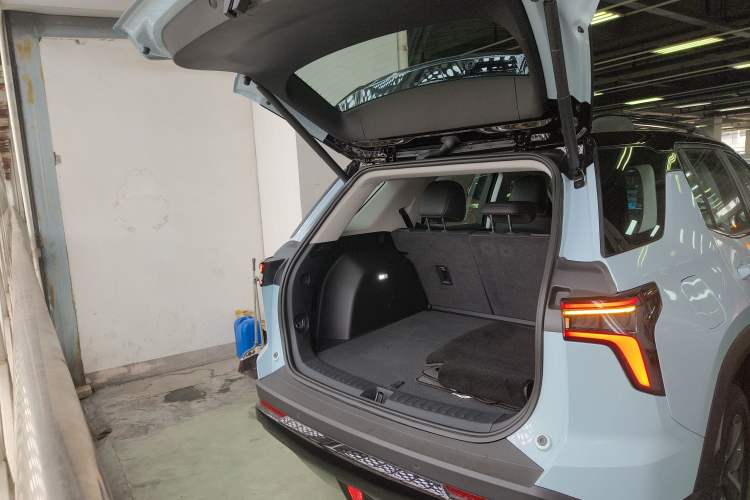 Used Chevrolet Equinox Plus 2024 102km RS Ultimate Edition Trunk