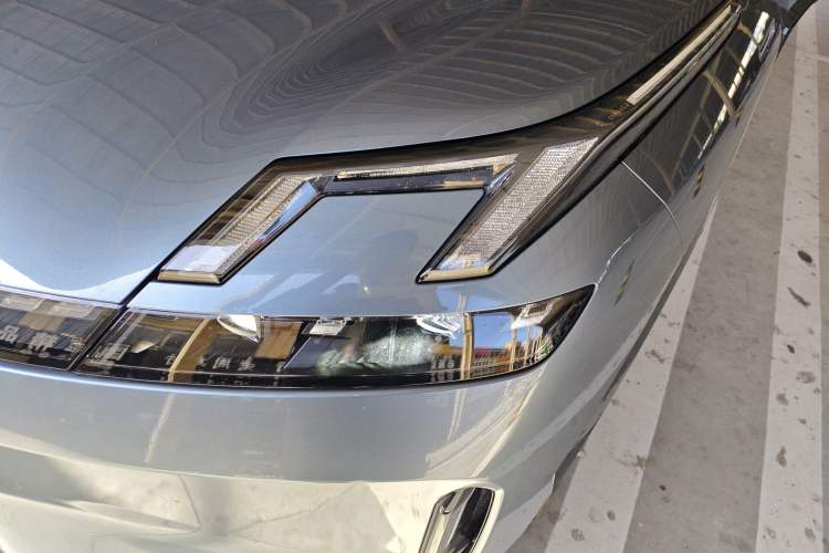 Used Lynk & Co 08 EM-P 2025 220 km All-Wheel-Drive Performance Halo
