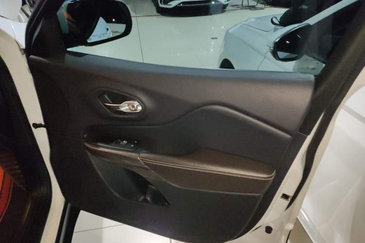 Used Jeep Cherokee 2020 2.0L Two-Wheel Drive Classic Sports Edition