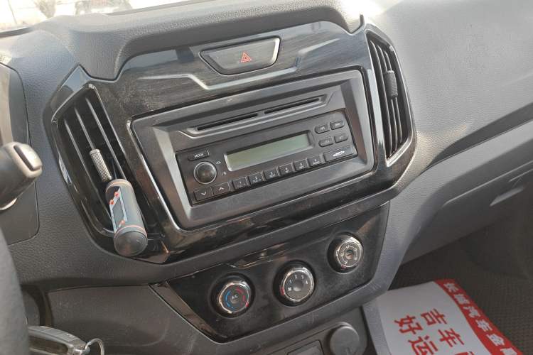 Used Isuzu JLM 2018 2.5T Two-Wheel Drive Diesel Luxury Version with Extended Cargo Bed JE4D25Q5A
