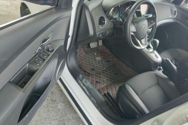 Used Chevrolet Cruze 2013 Hatchback 1.6T Automatic Flagship Model Driver Seat