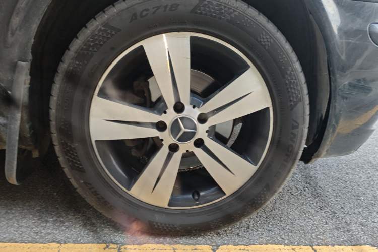 Used Mercedes-Benz Viano 2010 2.5L Luxury Edition Right Front Wheel Hub