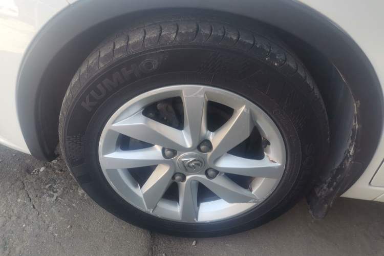 Used Baojun 310W 2017 1.5L Manual Fashion Model China V Left Front Wheel Hub