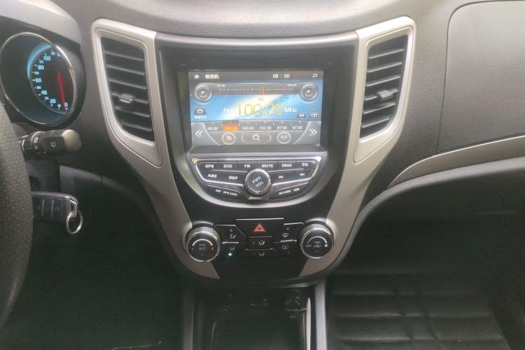 Used CHANGAN CS35 2014 1.6L Manual Luxury Model China IV Standard Audio And AC Panel