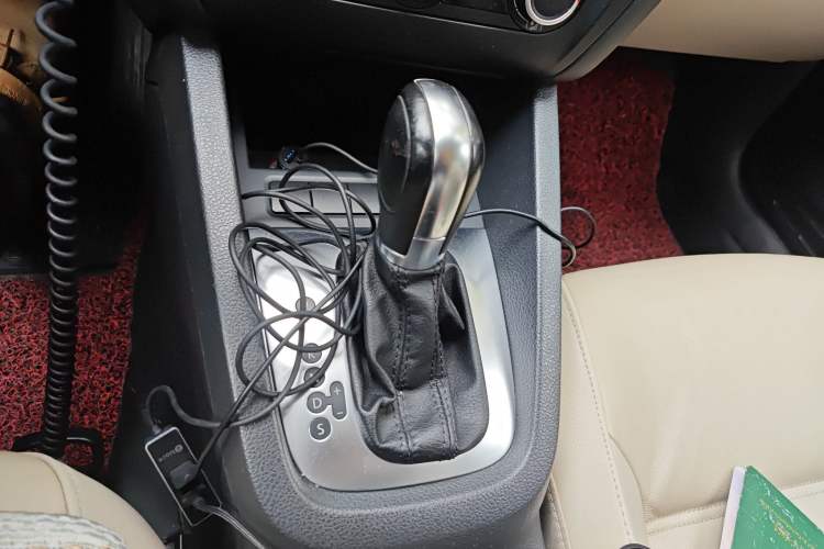 Used Volkswagen Sagitar 2012 1.6L Automatic Comfort Edition Gear Lever