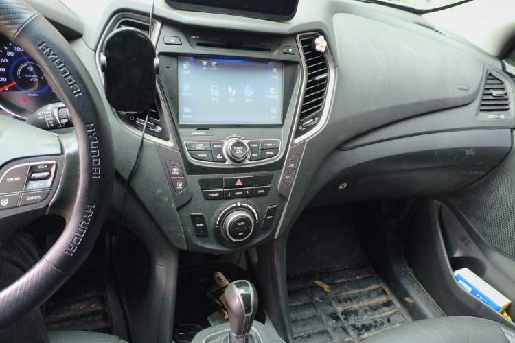 Used Hyundai Grand SantaFe 2013 3.0L 7-Seater Four-Wheel-Drive Comfort Edition Audio And AC Panel