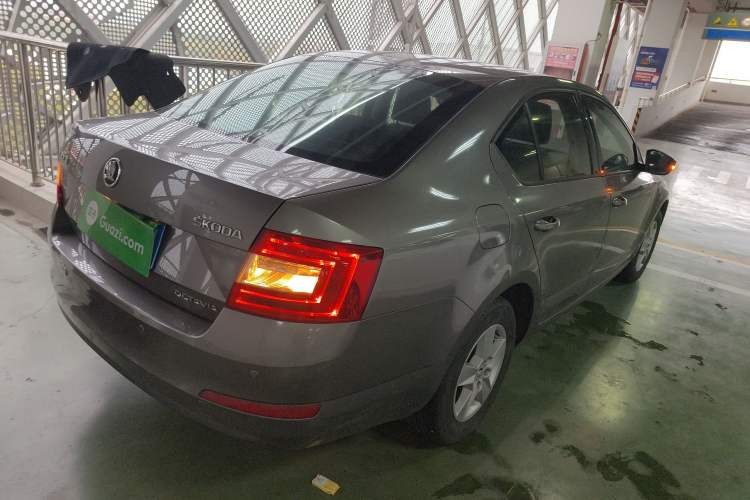 Used Skoda Octavia 2015 1.6L Manual Eado Edition Rear Right 45 Deg