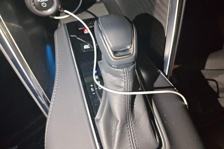 Used Toyota Harrier 2023 Dual-Engine 2.5L CVT Two-Wheel Drive Luxury Edition Gear Lever