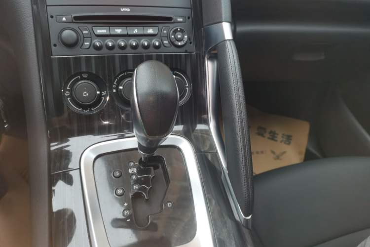 Used Peugeot 3008 2015 1.6THP Automatic Classic Edition Gear Lever