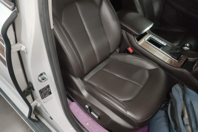 Used Roewe RX8 2018 30T Smart Connectivity Two-Wheel Drive Flagship Edition
