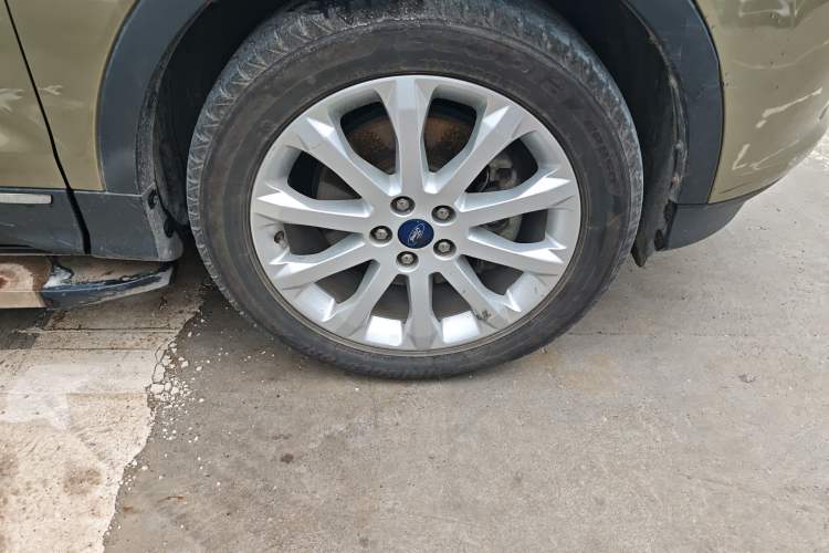 Used Ford Kuga 2013 1.6L GTDi 4x4 Elite Model Right Front Wheel Hub