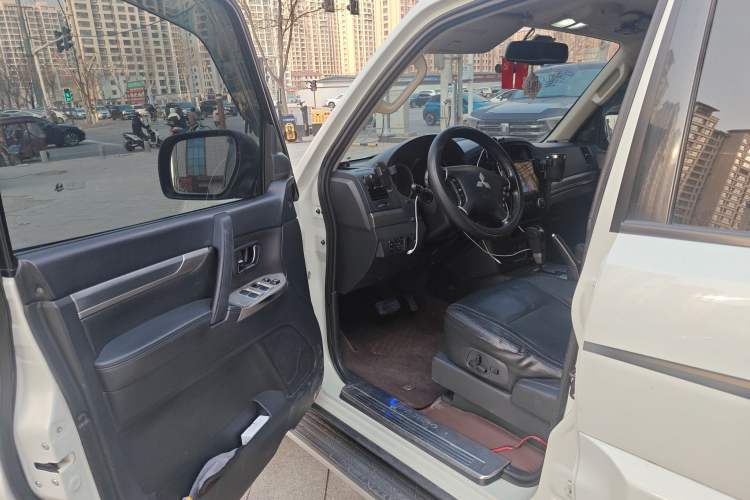 Used Mitsubishi Pajero 2014 3.0L Elite Edition Driver Seat