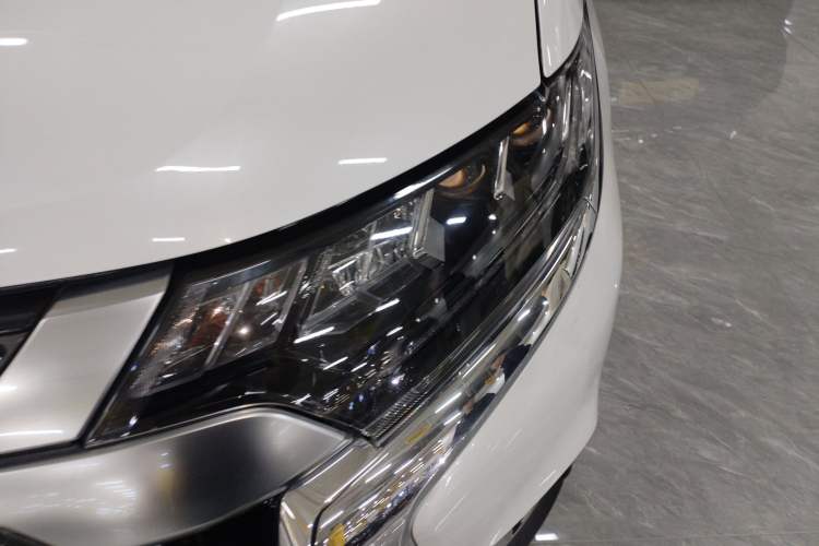 Used Mitsubishi Outlander 2019 2.4L 4x4 Zhi Xiang Edition 5 Seats China V Emission Standard Left Front Headlight
