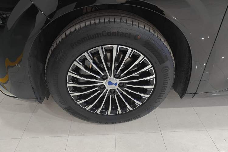 Used Denza D9 2025 DM-i Intelligent Drive 1020 Four-Wheel Drive Prestige Model
