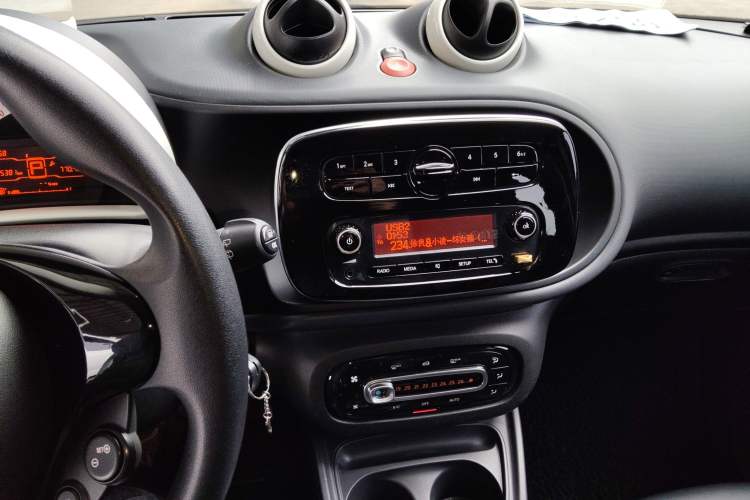 Used smart forfour 2016 1.0L 52 kW Dynamic Edition
