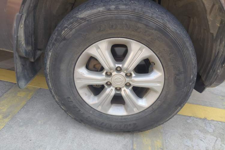 Used Nissan Navara 2017 2.5L Automatic 2WD Luxury Edition QR25 Right Front Wheel Hub