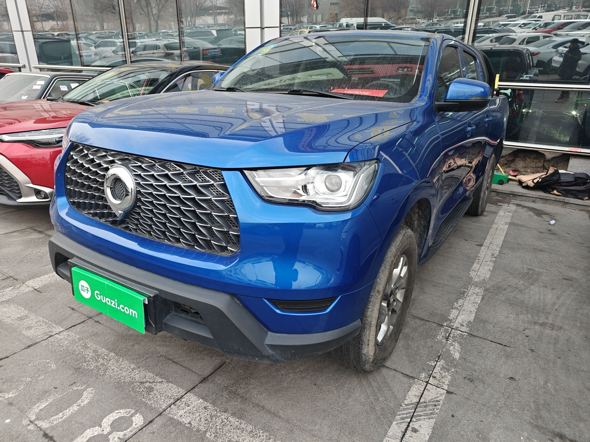 تحت مقدمة السيارة