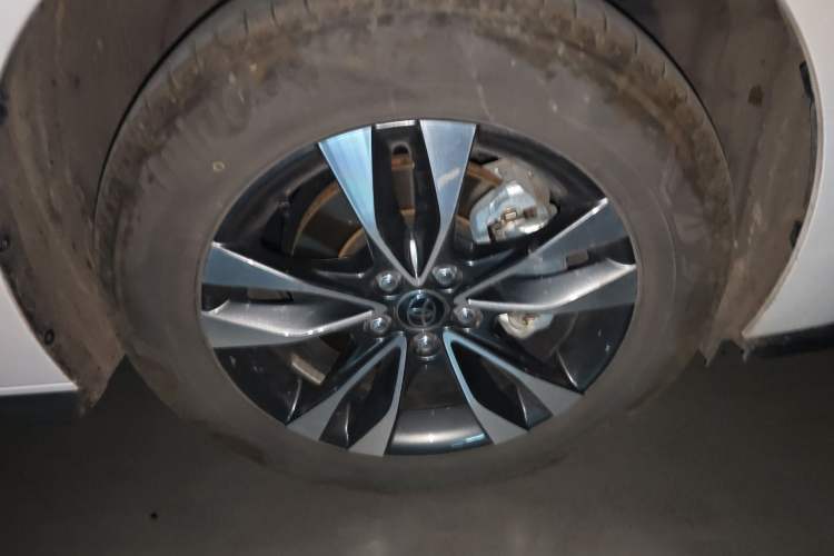 Used Toyota Granvia 2024 2.5L Hybrid Prestige PLUS Four-Wheel Drive Version Right Front Wheel Hub