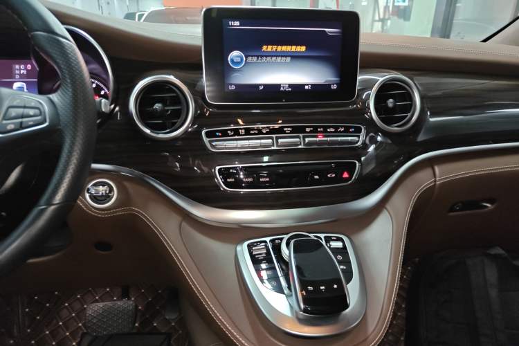 Used Mercedes-Benz V-Class 2017 V 260 Avantgarde Edition Audio And AC Panel