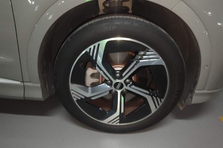 Used Audi Q4 e-tron 2022 40 e-tron Boundary Edition Right Front Wheel Hub