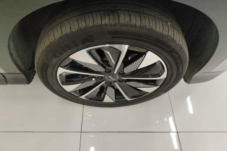 Used BYD Song PLUS New Energy 2025 DM-i 112KM Prestige Model Right Front Wheel Hub