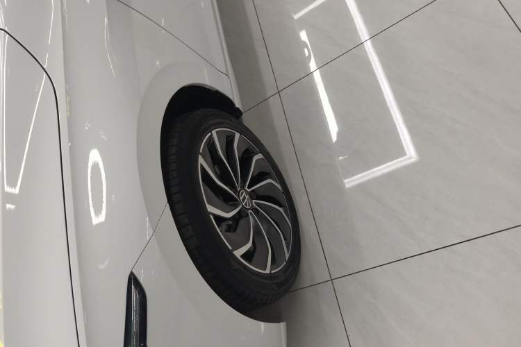 Used Volkswagen Golf 2023 Facelift 280TSI DSG Pro Left Front Wheel Hub