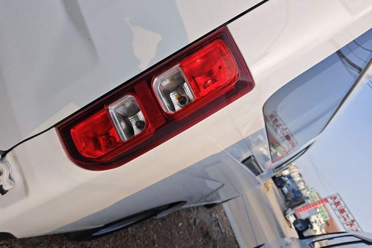 Used Wuling Yangguang 2024 300KM Comfort Version Passenger Van 75kW
