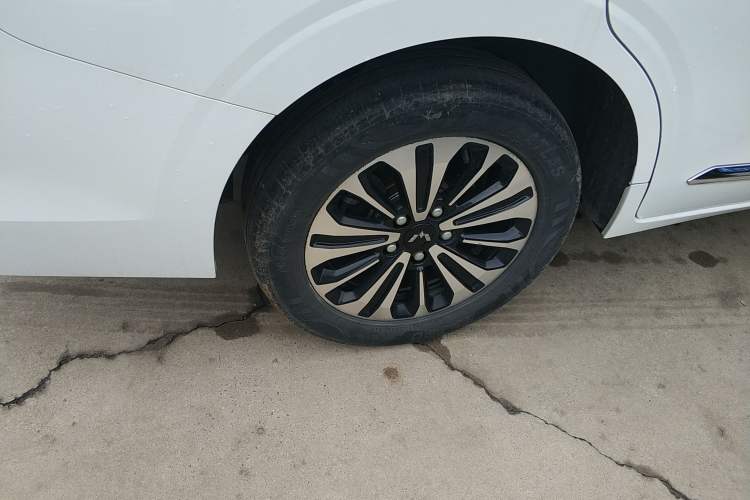 Used Wuling Jiachen 2022 1.5T CVT Deluxe Flagship Edition Right Rear Wheel Hub