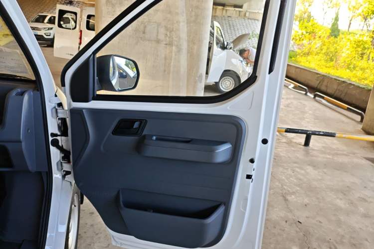 Used Wuling Yangguang 2024 300KM Comfort Version Passenger Van 75kW