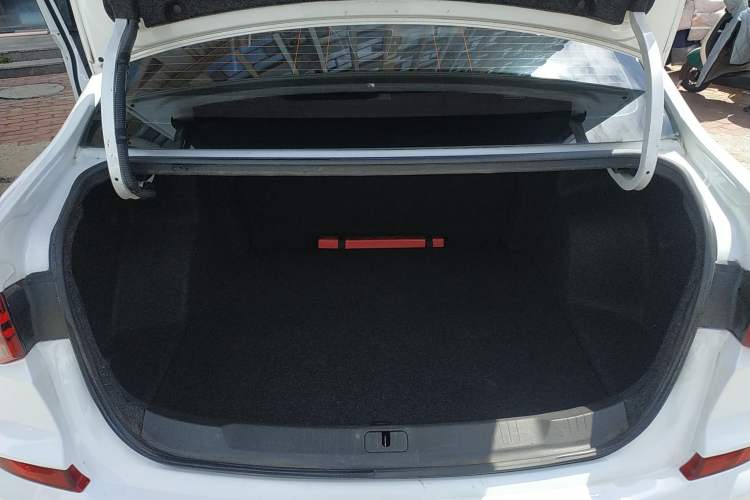 Used Chevrolet Monza 2019 320T Manual Xinxin Edition China VI Trunk