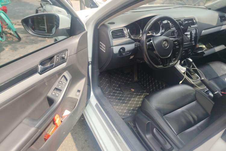 Used Volkswagen Sagitar 2015 1.6L Automatic Comfort Model
