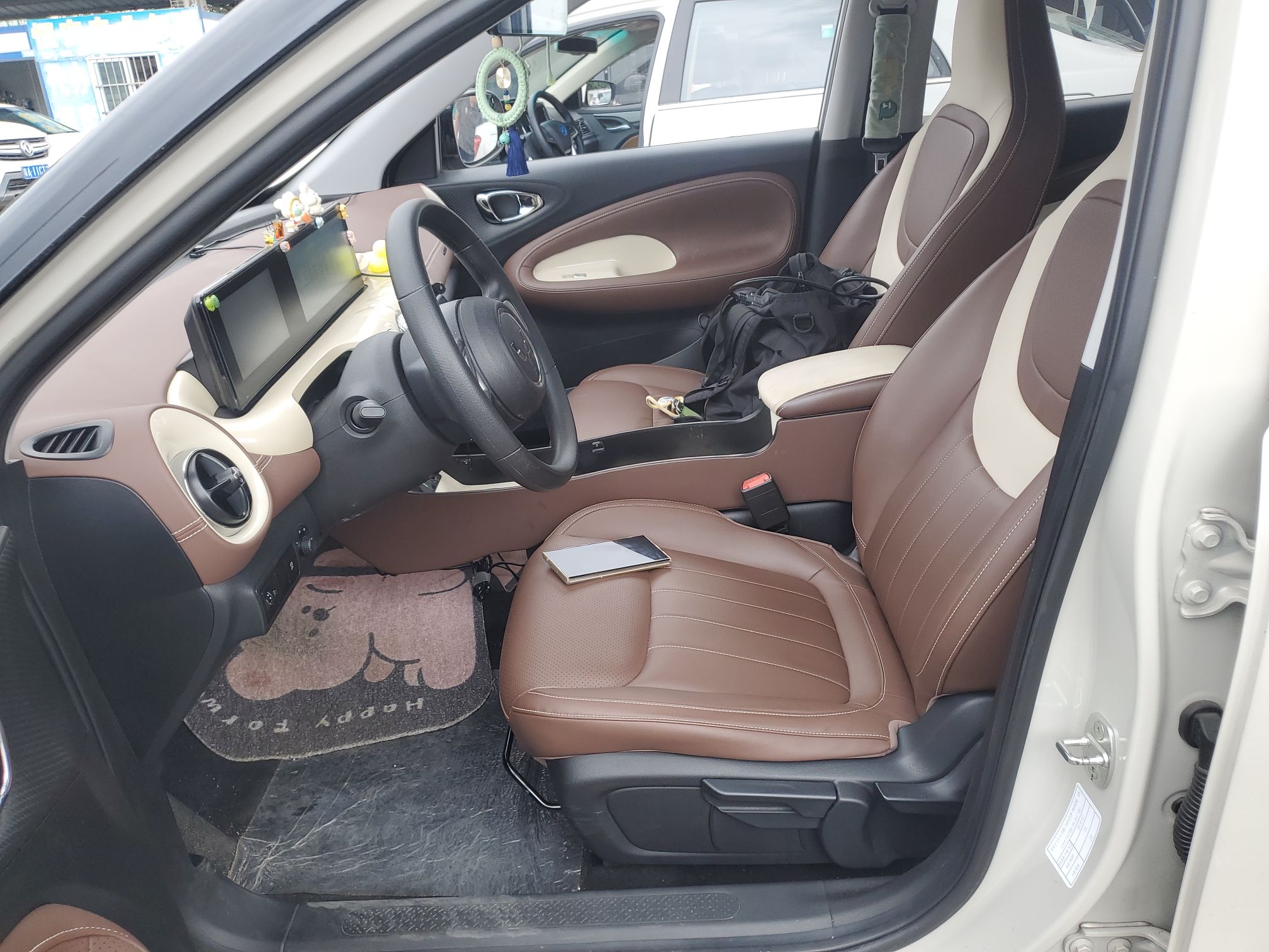 المقاعد الأمامية داخل السيارة